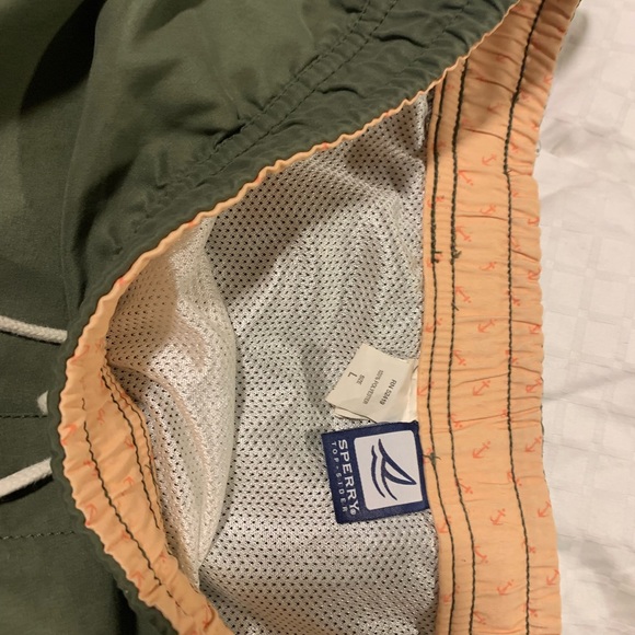 Sperry swim suit trunks large, fit more like a XL. - Picture 3 of 3